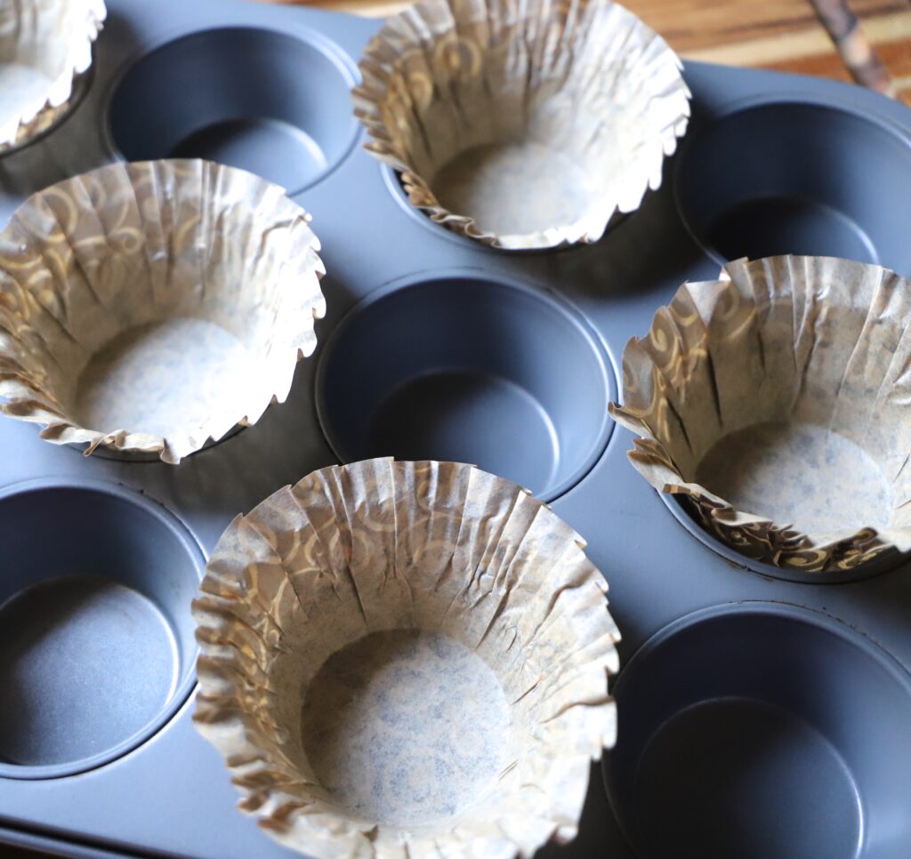 Muffin pan with baking cups